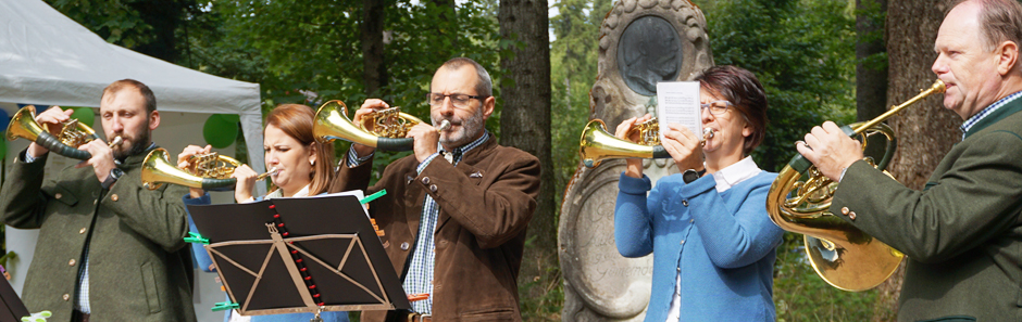 Gruppe von 4 Jagdhorn spielenden Personen auf einem forstlichen Volksfest