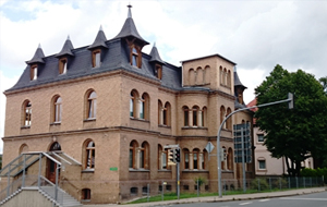 Historisch anmutendes Gebäude im Villen-Stil, Baustil Anfang 19. Jahrhundert