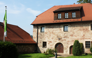 Rustikales, historische Forsthause mit Steinfassade und Satteldach
